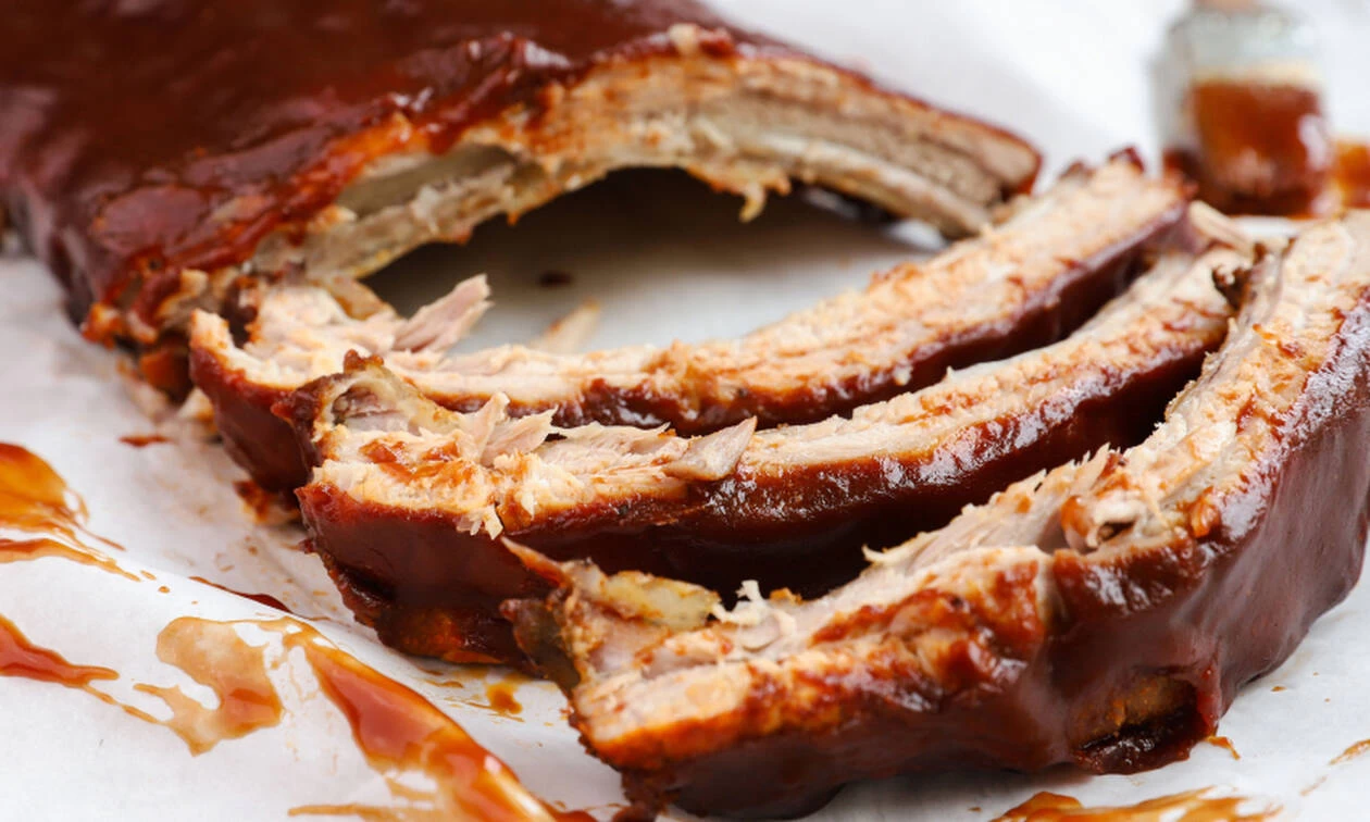 Η μαγειρική σε άλλο επίπεδο: Καραμελωμένα spare ribs με bbq sauce και σαλάτα coleslaw